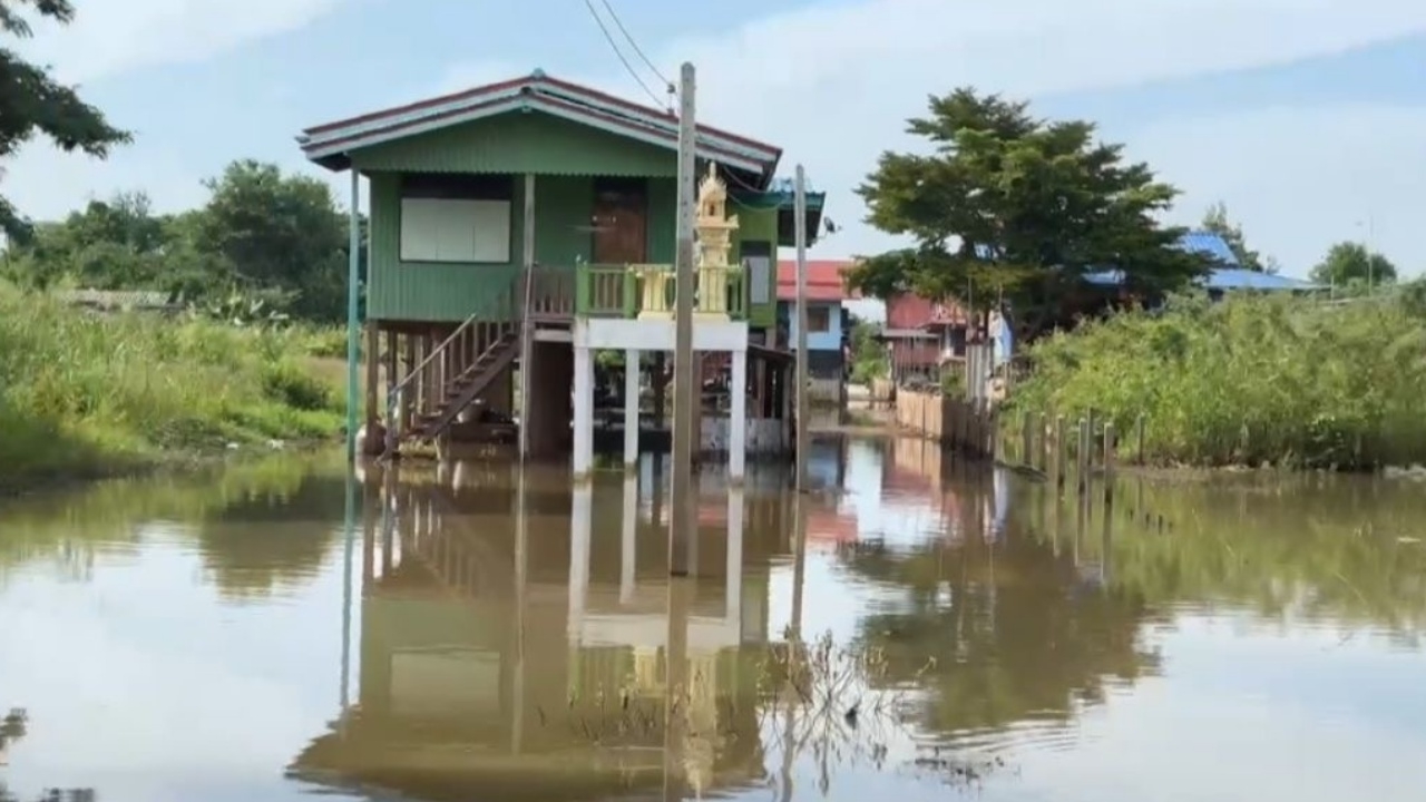 อยุธยา ระดับน้ำเริ่มลดลงหลายจุด หลังเขื่อนเจ้าพระยาปรับลดการระบายน้ำ