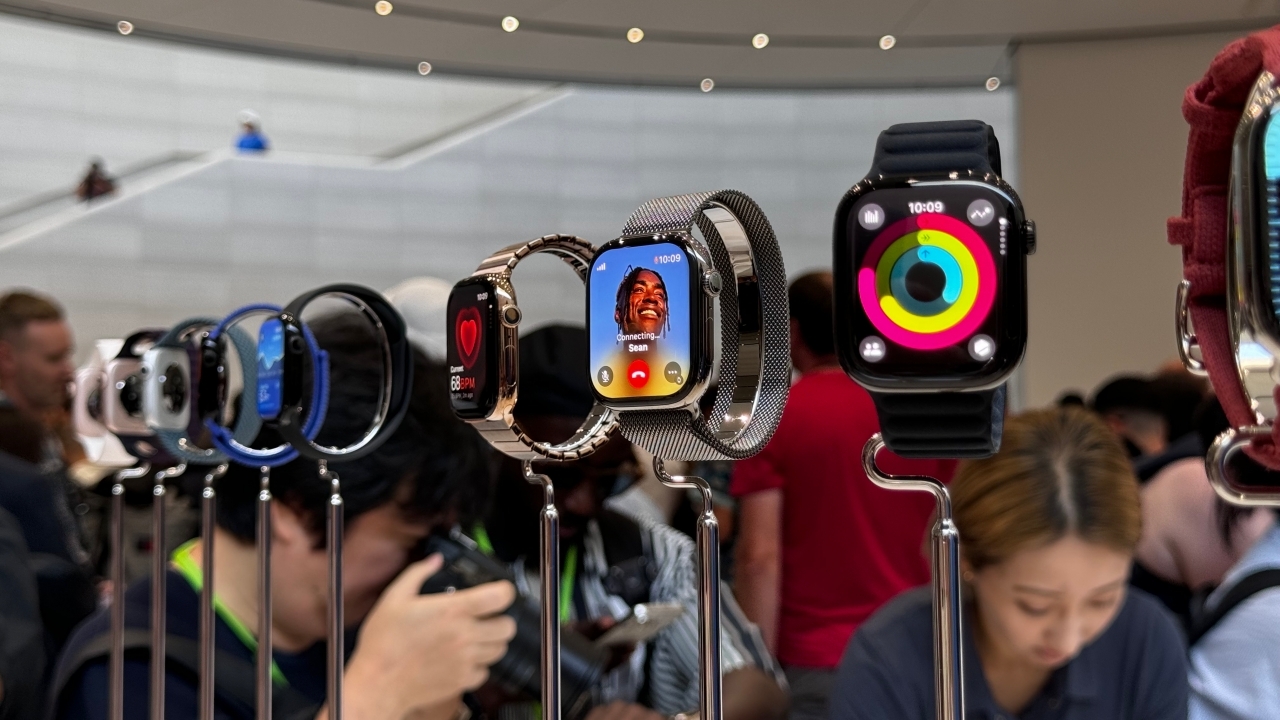 พาชมเครื่องจริง Apple Watch Series 10 สีดำ Jet Black เงางาม และ หูฟัง AirPods 4 ดีไซน์เล็กกว่าเดิม