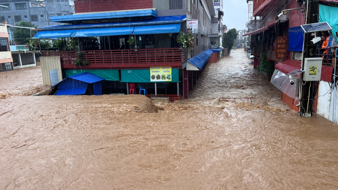 แม่สายอ่วมหนัก ฝนถล่มต่อเนื่อง ท่วมบ้านเรือนจมบาดาล ซ้ำรอยวิกฤติปี 65