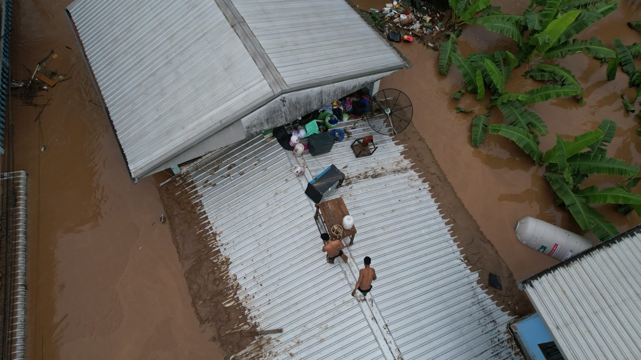 เปิดภาพมุมสูง "น้ำท่วมเชียงราย" กู้ภัยระดมกำลัง เข้าพื้นที่ช่วยคนติดค้าง