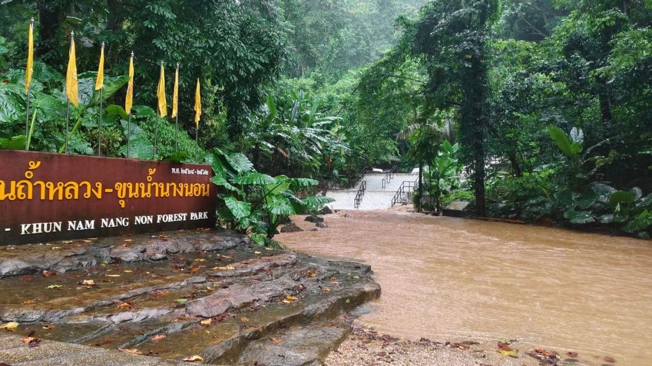 "ถ้ำหลวง" มวลน้ำด้านในทะลัก เอ่อท่วมถึงทางเข้าอุทยานฯ