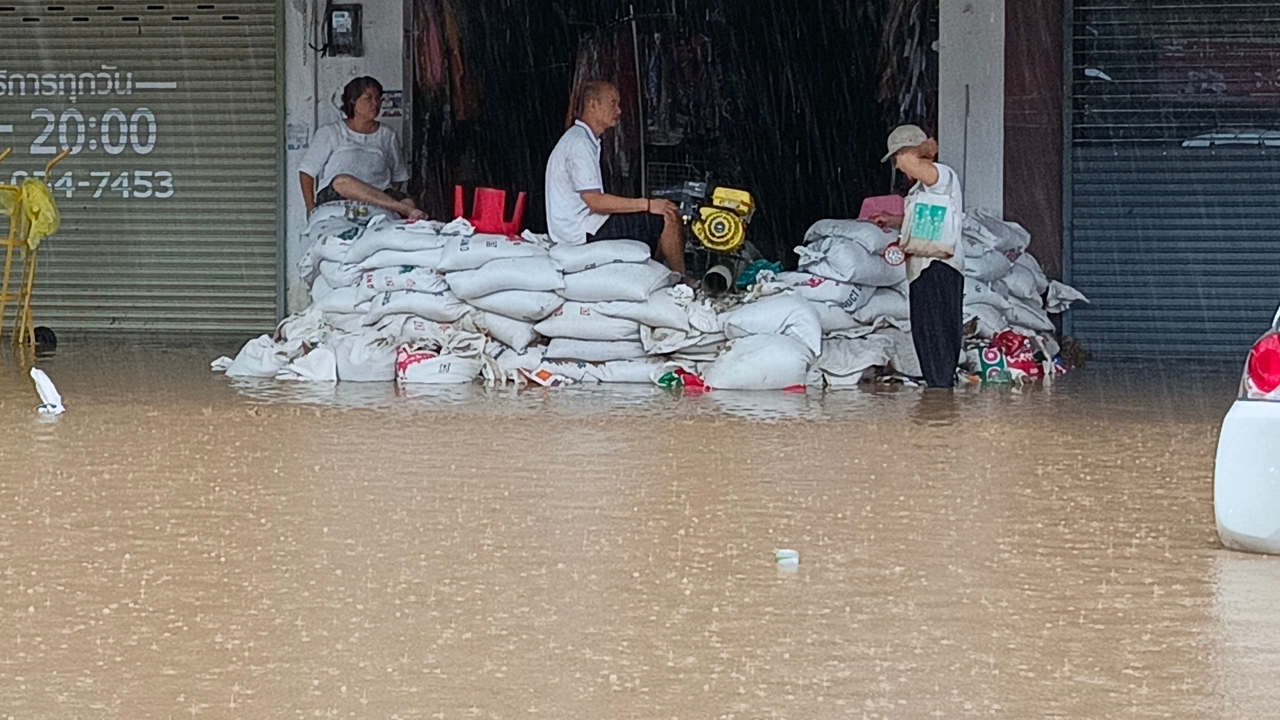 "น้ำท่วมแม่สาย" ยังอ่วม เจ้าหน้าที่รีบเร่งช่วยเหลือผู้ประสบอุทกภัยในพื้นที่