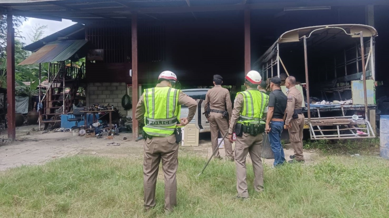 ล้อมจับชายป่วยจิตเวช วัย 50 ปี เมาสุราคลุ้มคลั่ง ใช้มีดไล่ฟันชาวบ้าน