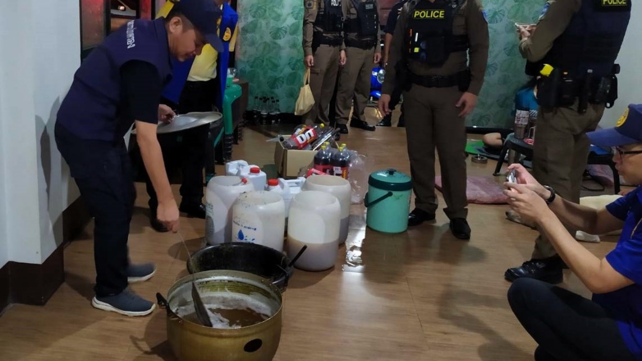 บุกรวบผู้จัดการร้าน วัย 18 ปี เปิดขาย "น้ำกระท่อม" ใกล้แหล่งสถานศึกษา