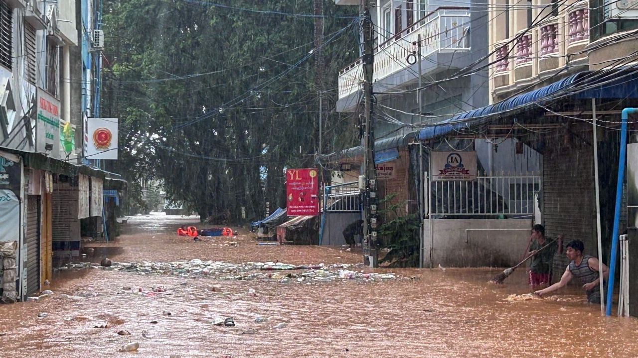 เมืองหลวงพม่าอ่วมน้ำท่วมหนัก บางจุดสูงถึง 5 เมตร