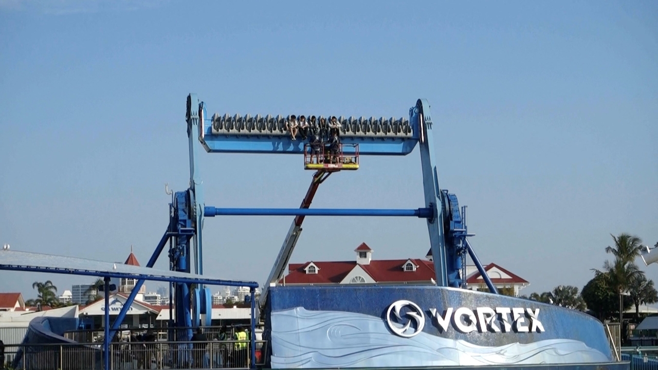 ระทึก เครื่องเล่นขัดข้องนักท่องเที่ยวติดกลางอากาศ นานกว่า 90 นาทีที่สวนสนุกออสเตรเลีย