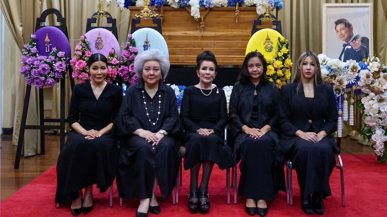 There was a lively atmosphere at Charin Nantanakorn's funeral last night, with mourners flocking to the scene.