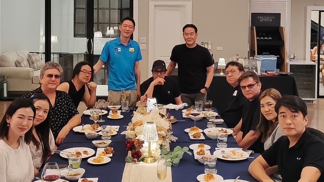 "จิน" อดีตสามี "หนิง ปณิตา" โพสต์รูปรวมแก๊ง ชาวเน็ตแห่โฟกัสสาวหน้าสวย