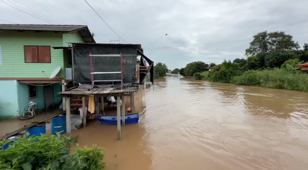 น้ำท่วมอยุธยา ขยายผลกระทบเป็น 6 อำเภอ ถนนในชุมชนริมแม่น้ำเริ่มถูกตัดขาด