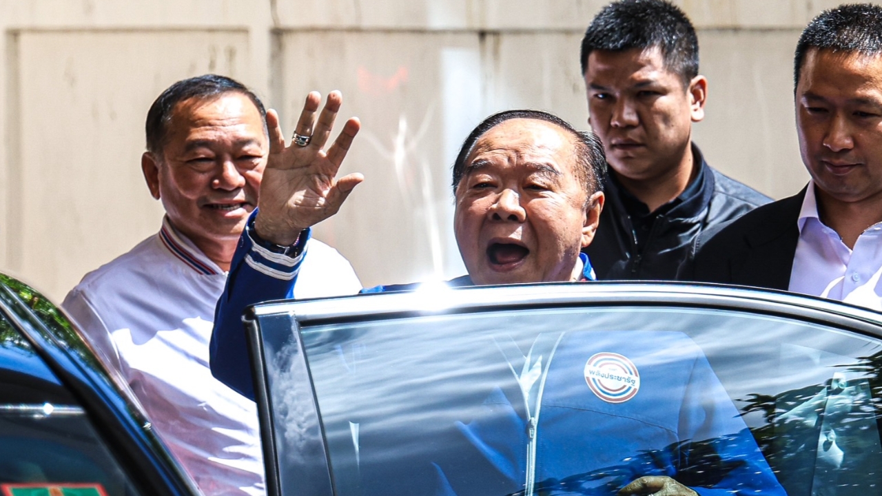 “ลุงป้อม” อารมณ์ดี ยิ้มโบกมือทักทายสื่อ หลังประชุม พปชร. เสร็จ บอกสบายมาก