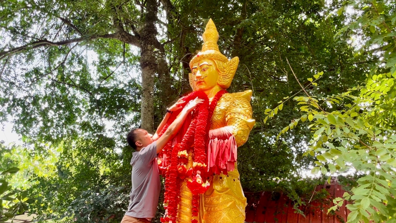 สาวแก้บน "ท้าวเวสสุวรรณ" วัดหลวงพ่อปากแดง จุดธูปเลขเด็ดลุ้นรวยงวด 1/9/67