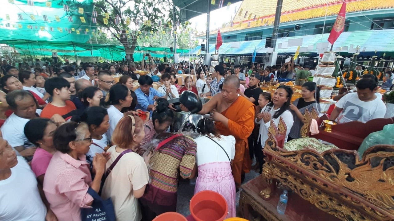 คนแห่ "อาบน้ำมนต์บาทเดียว" วัดดอนใหญ่ ได้เลขเด็ดงวด 1/9/67 เสี่ยงโชค