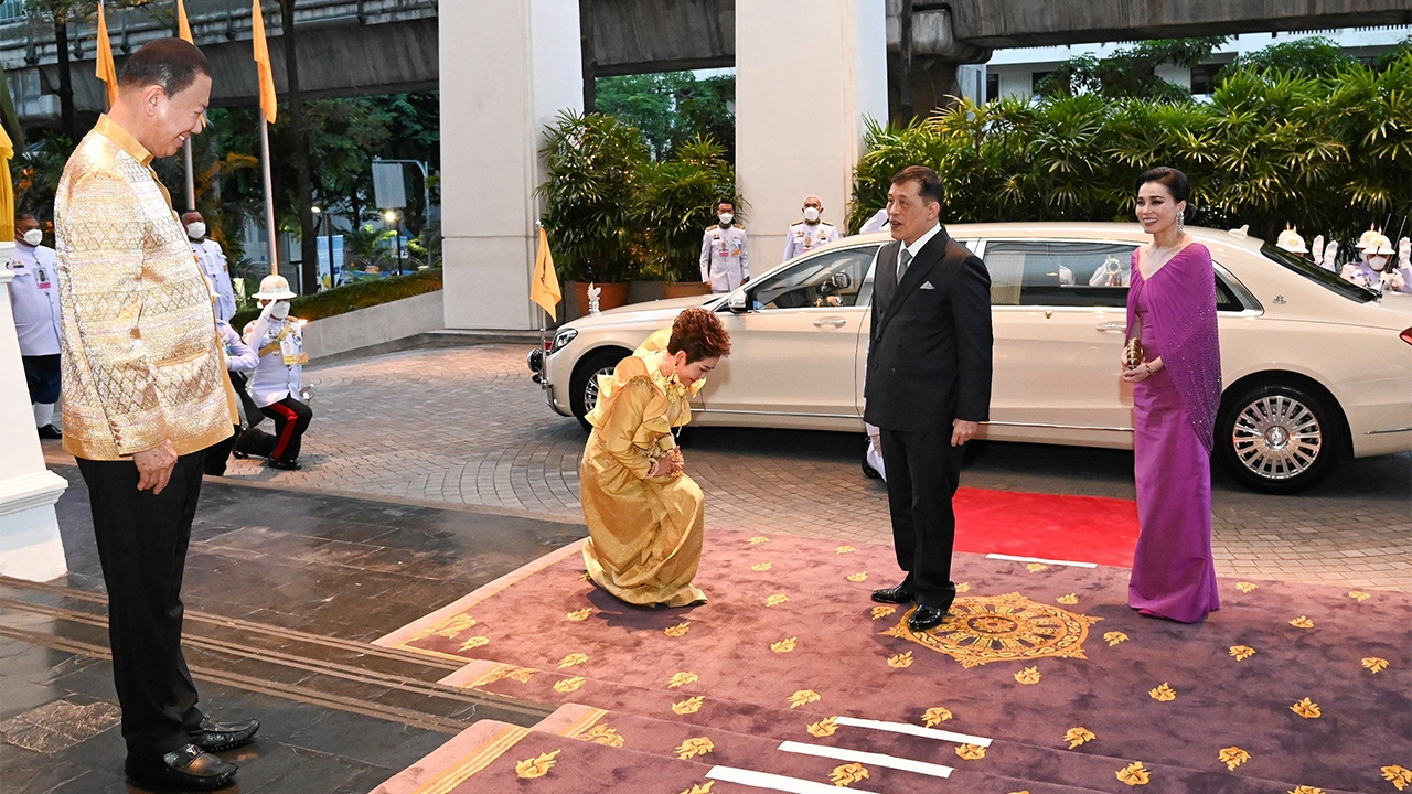 ในหลวง-ราชินี เสด็จกาลาดินเนอร์ ทอดพระเนตร “งิ้วไทย” เฉลิมพระเกียรติ 6 รอบ