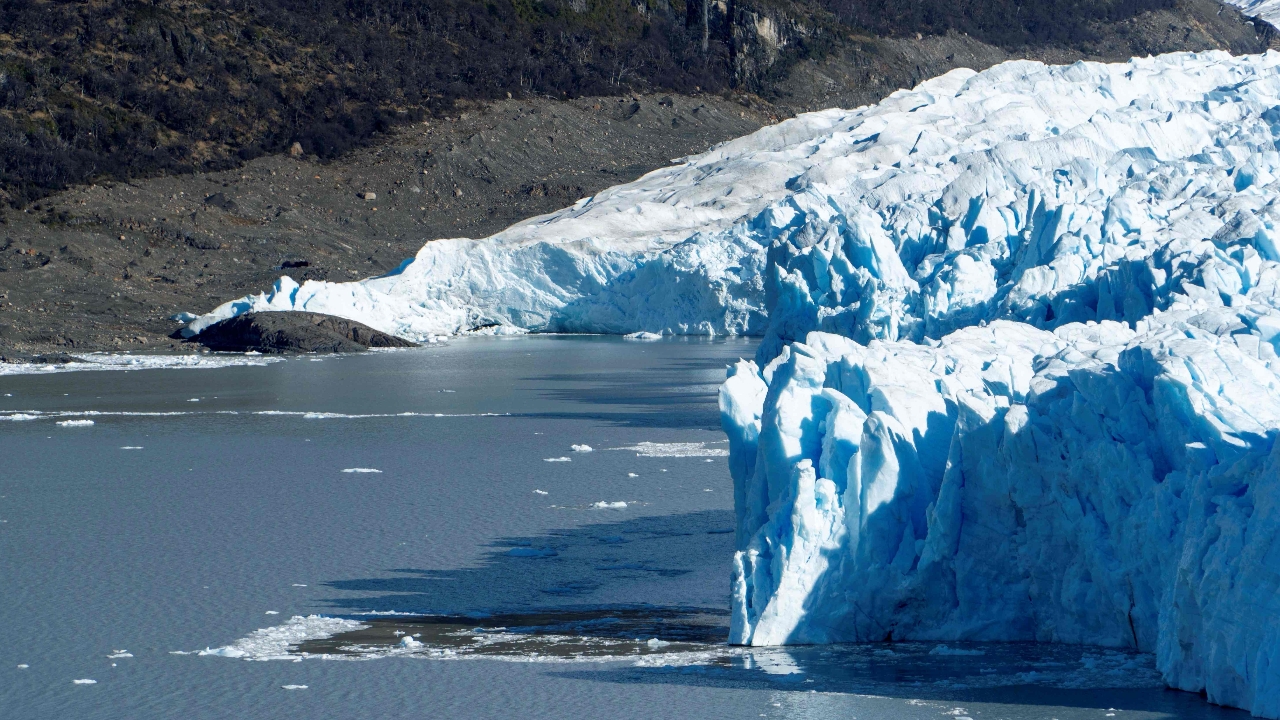 ธารน้ำแข็งไอซ์แลนด์ถล่ม นทท.ต่างชาติสูญหาย 2 คน ขณะร่วมกรุ๊ปทัวร์ชมถ้ำน้ำแข็ง