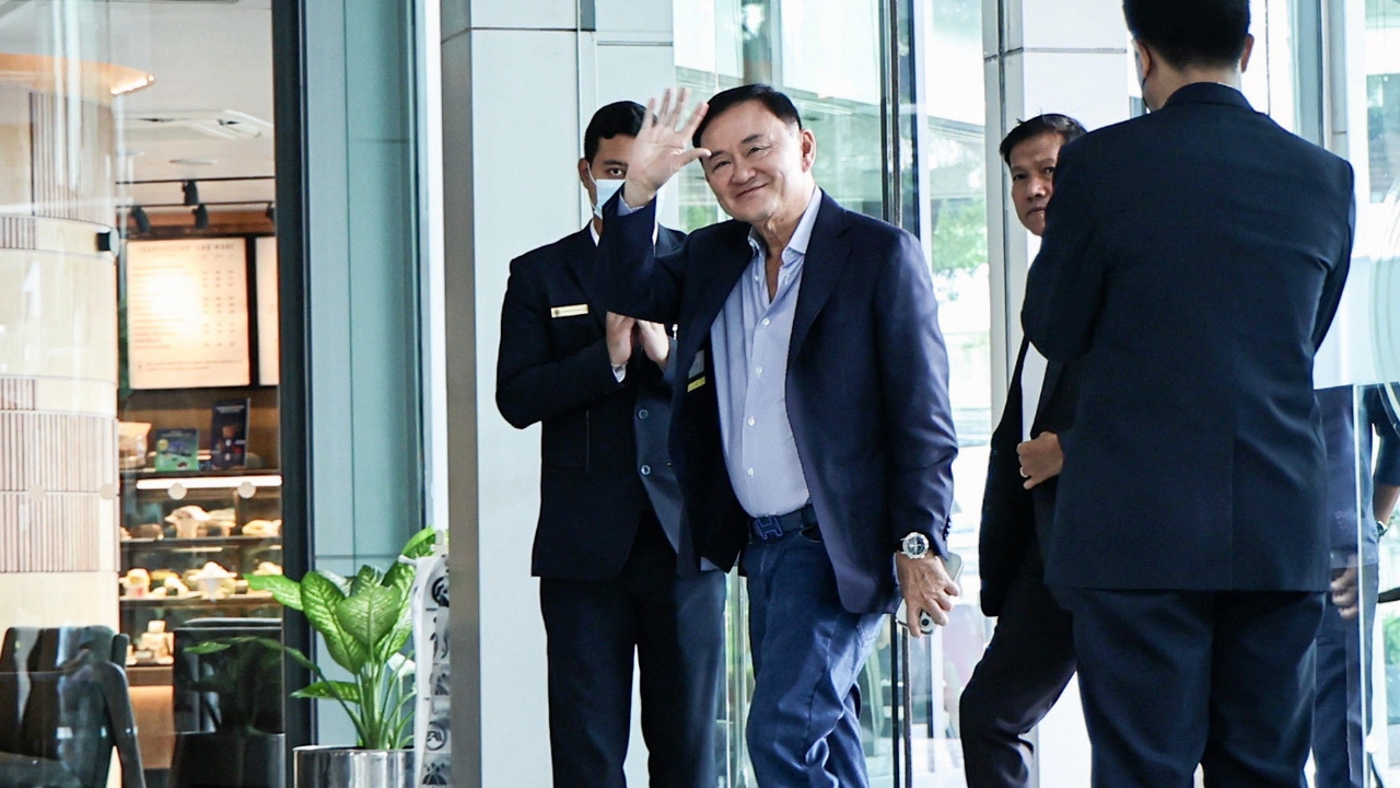 “ทักษิณ” เข้าตึกชินฯ ยิ้มทักทายสื่อ รับ พรุ่งนี้ไปเชียงรายเยี่ยมผู้ประสบภัย