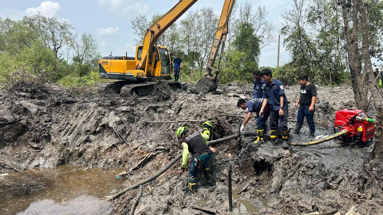 เร่งกู้ซากเครื่องบินเล็กตกในป่าชายเลน พบชิ้นส่วนมนุษย์แล้ว 64 ชิ้น