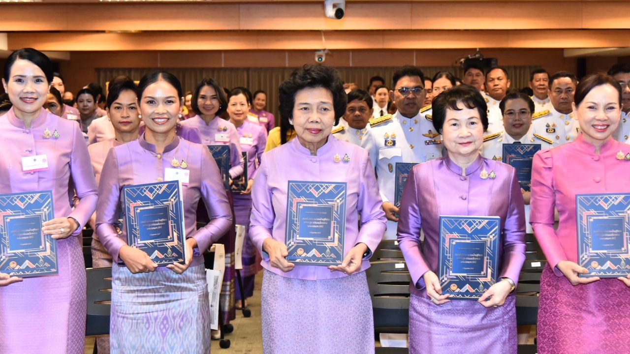 “ดร.วันดี” มอบหนังสือสุดยอดผ้าจังหวัด ต่อยอดพระราชปณิธานหัตถศิลป์หัตถกรรม