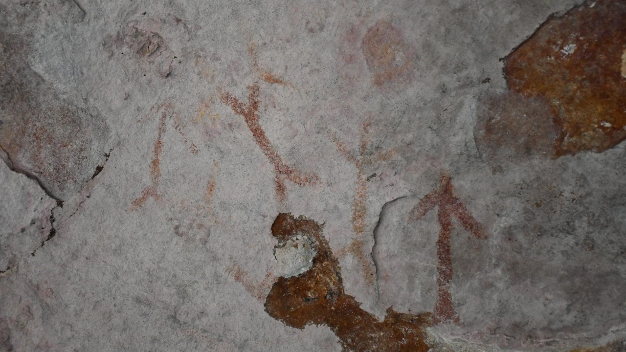 เจ้าหน้าที่พิทักษ์ป่า พบร่องรอยคล้าย "ภาพเขียนสีโบราณ" ใกล้เขตอุทยานฯ น้ำพอง