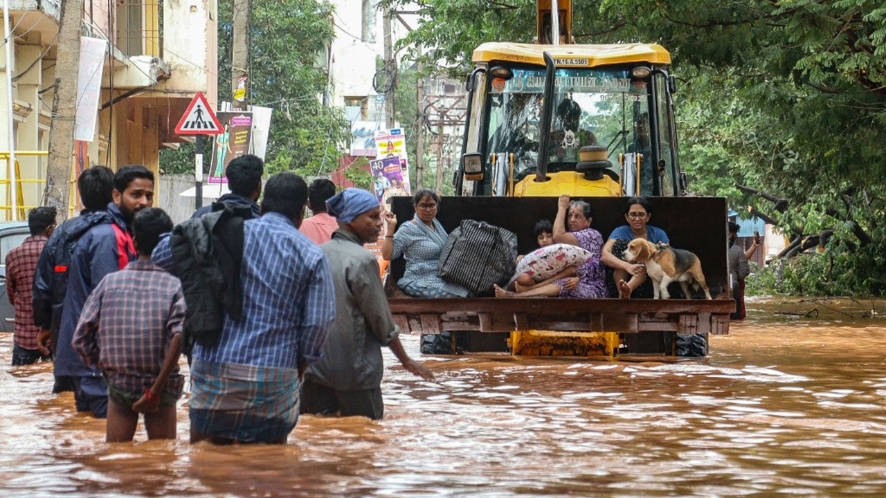 ไซโคลน “เฟนญาล” ถล่มอินเดีย-ศรีลังกา ทำน้ำท่วมหนัก ดับแล้ว 19 ศพ