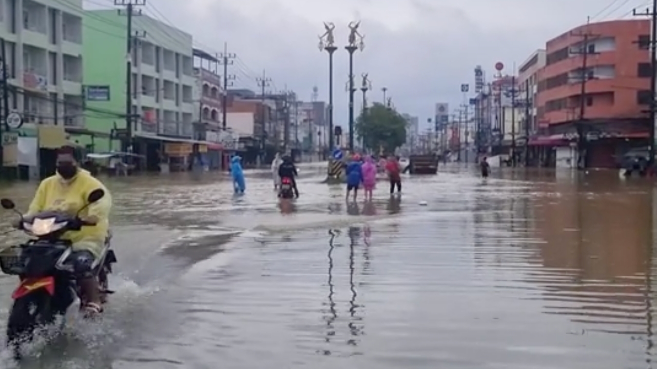 น้ำท่วมหาดใหญ่ เริ่มพ้นวิกฤติ ระดับน้ำเริ่มลดลง แต่หลายจุดยังถูก "น้ำท่วม"