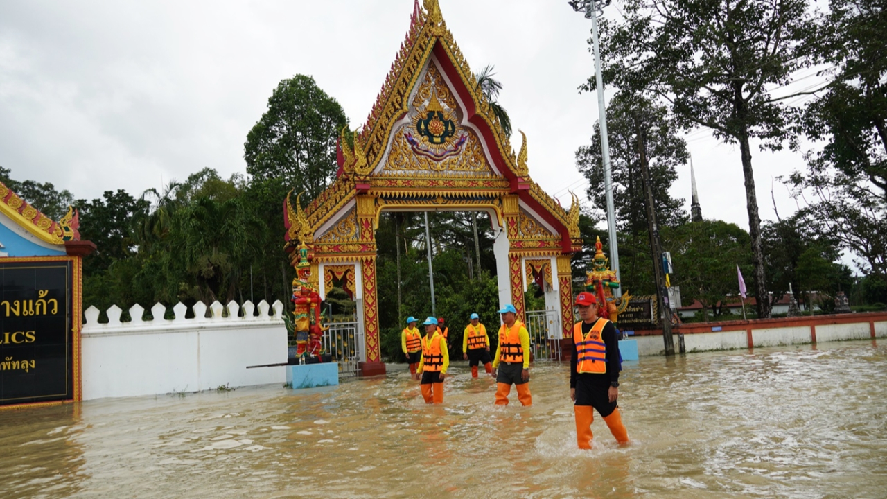 น้ำท่วมพัทลุงกระทบ 102,494 ครัวเรือน เร่งอพยพสิ่งของ