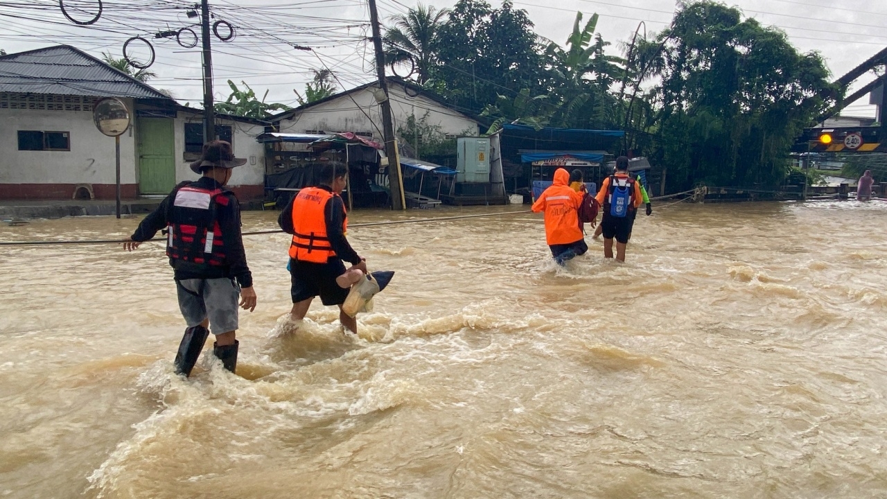 ขึ้น "ธงแดง" เตือนน้ำท่วมหาดใหญ่ แจ้งอพยพชาวบ้าน 