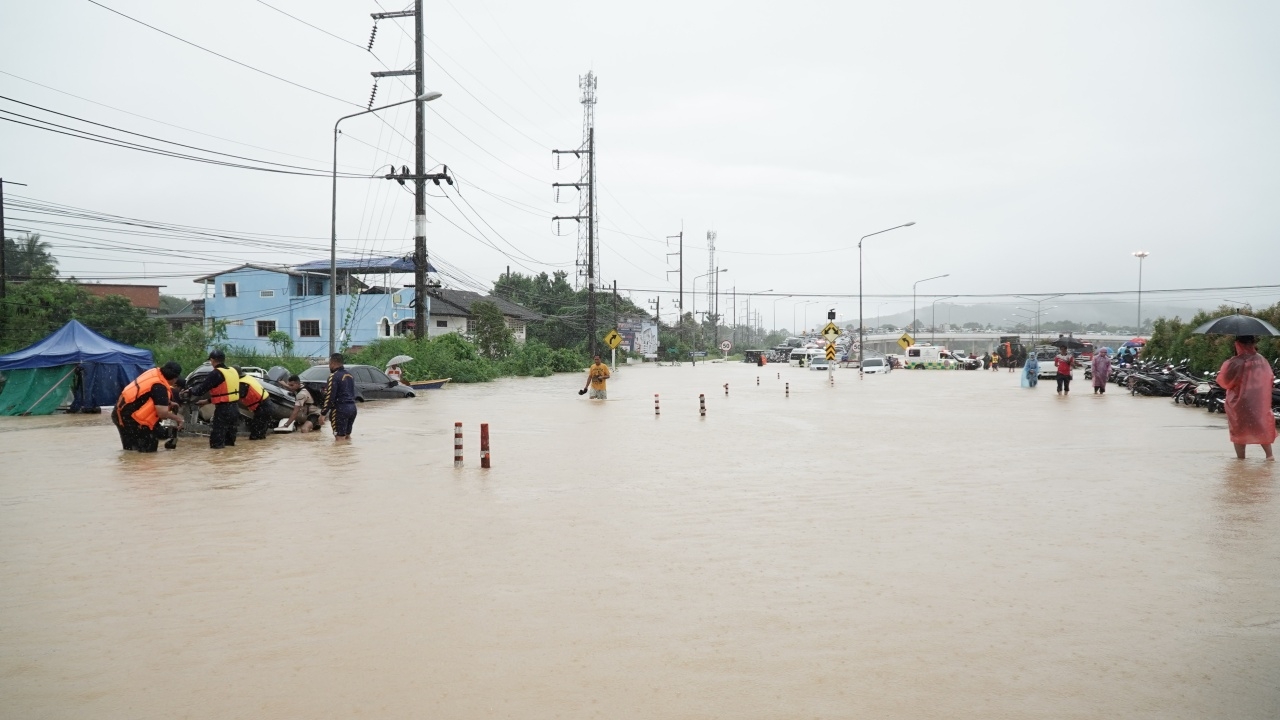 สถานการณ์ "น้ำท่วมยะลา" ยังวิกฤต หลายพื้นที่น้ำสูง รถเล็กไม่สามารถสัญจรได้