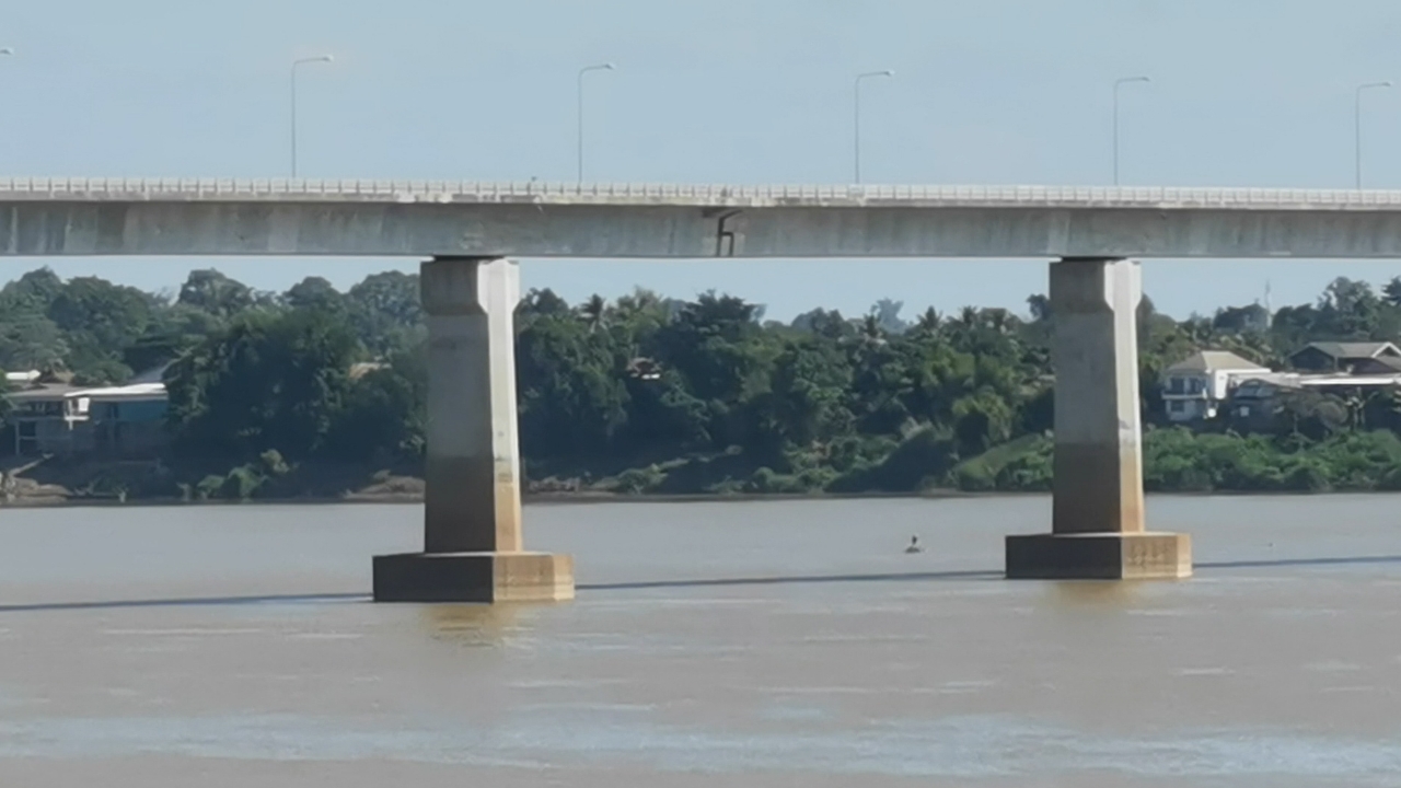 ลงพื้นที่สำรวจ หลังชาวบ้านแตกตื่นพบรอยต่อแยกบนสะพานมิตรภาพไทย-ลาวแห่งที่ 2