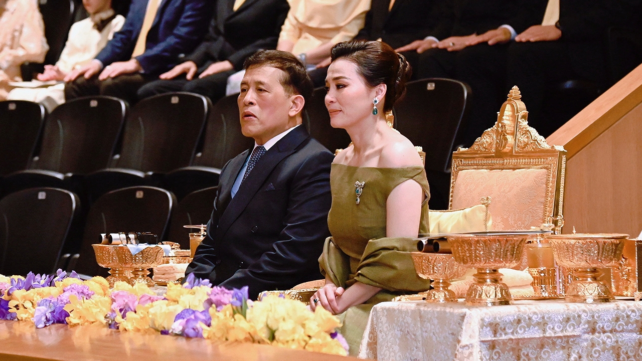 ในหลวง พระราชินี เสด็จฯ ทอดพระเนตรการแสดงดนตรีออร์เคสตราเฉลิมพระเกียรติ