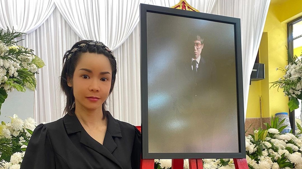 นุ๊ก สุทธิดา สุดเศร้ามาส่ง อุ้ม พรรษวุฒิ ลูกชาย สมบัติ เมทะนี เป็นครั้งสุดท้าย