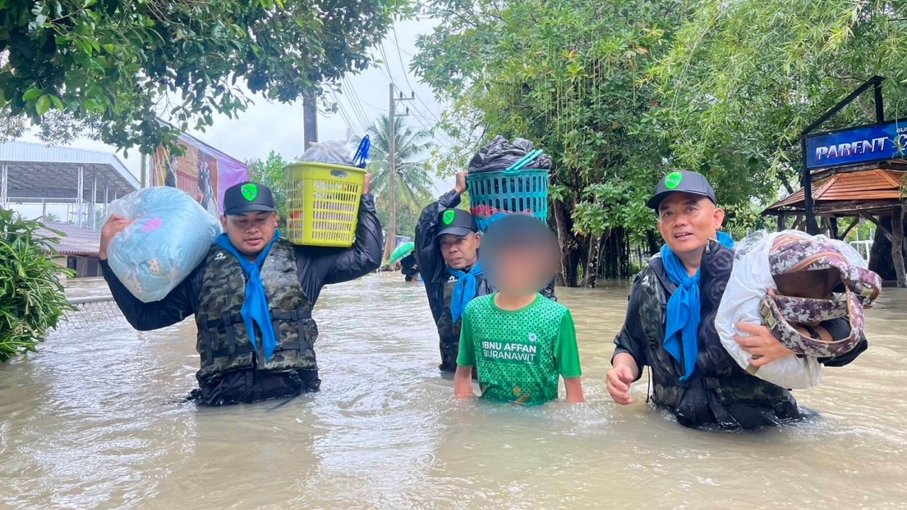 ทหารพรานปัตตานี เร่งอพยพ "นักเรียน" ติดอยู่ในหอพัก หลังโรงเรียนถูกน้ำท่วม