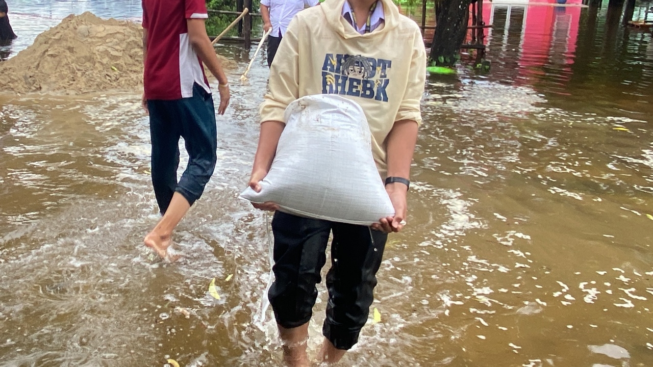 ฝนถล่มนราธิวาส น้ำท่วม “ร.ร. นราวิทย์อิสลาม” โกลาหล