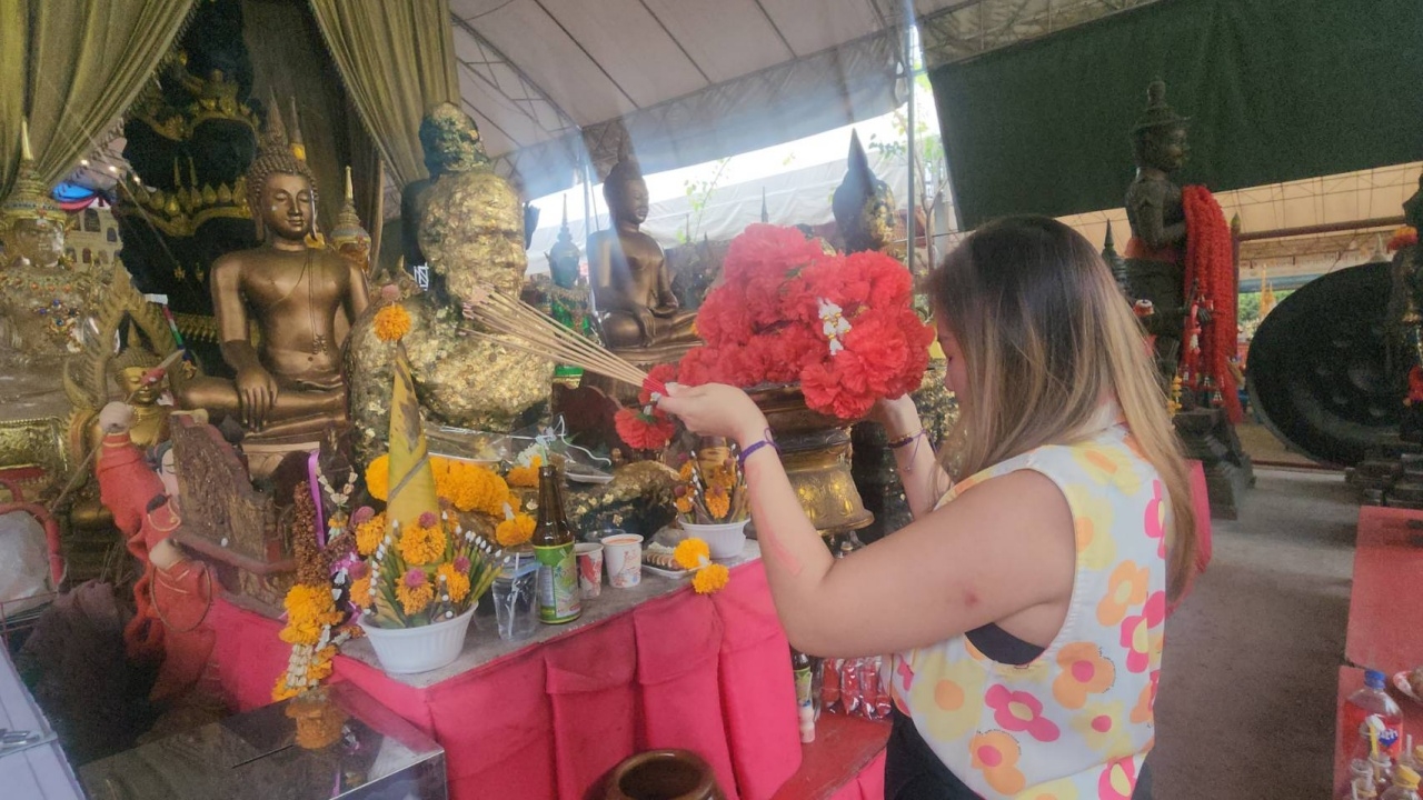 สมาคมคนพิการฯ ยกคณะมาทำบุญวัดสว่างอารมณ์ ไม่พลาดส่อง "เลขเด็ด" ลุ้นรวย