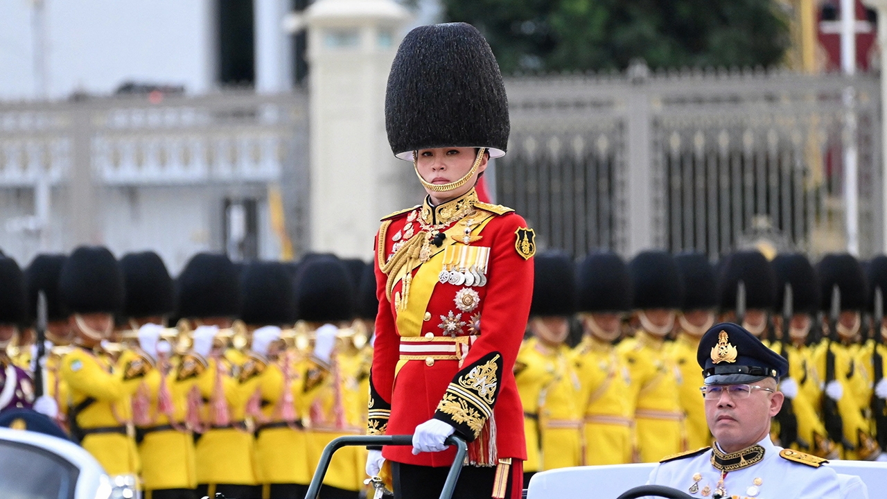 สมเด็จพระราชินี ทรงร่วมซ้อมพิธี สวนสนามและถวายสัตย์ ปฏิญาณตนของทหารรักษาพระองค์