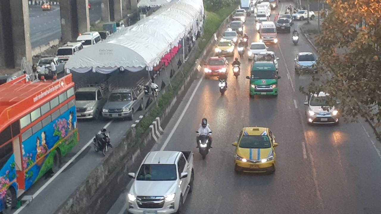 วิจารณ์สนั่น ปิดการจราจรทำบุญ "บัสไฟไหม้" เช้าวันจันทร์ กระทบคนใช้รถใช้ถนน