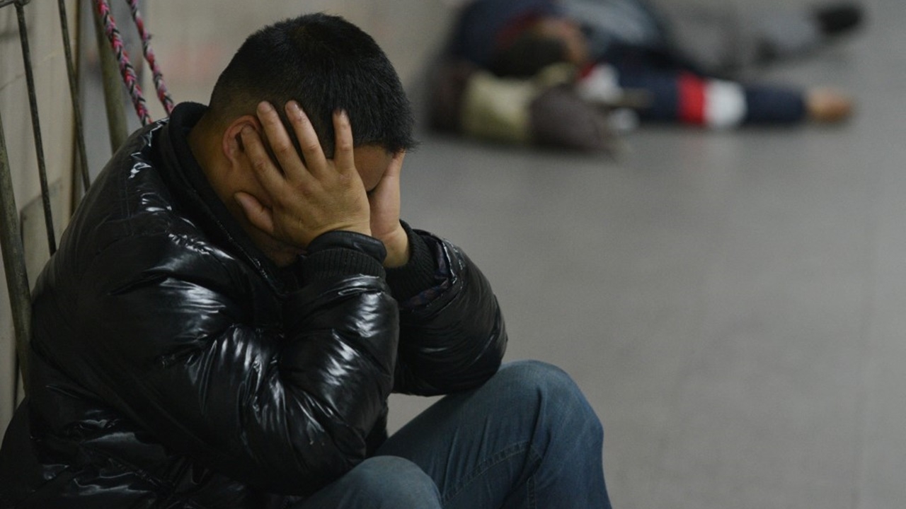 ชายจีนชนะคดี โดนไล่ออกฐานงีบขณะทำงาน ได้เงินชดเชย 1.6 ล้านบาท