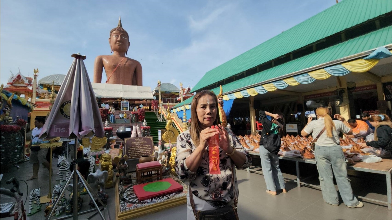 สาวสุดเฮง ขายที่ดินได้กำไรหลักล้าน จุดประทัดแก้บน "หลวงพ่อสมหวัง" ลุ้นเลขเด็ด