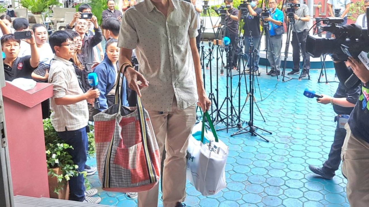 คนขับรถเผยข้าวกะเพรามาเยี่ยมอดีตภรรยา-ลูกสาวหมอบุญ คนขับรถเผยข้าวกะเพรามาเยี่ยมอดีตภรรยา-ลูกสาวหมอบุญ