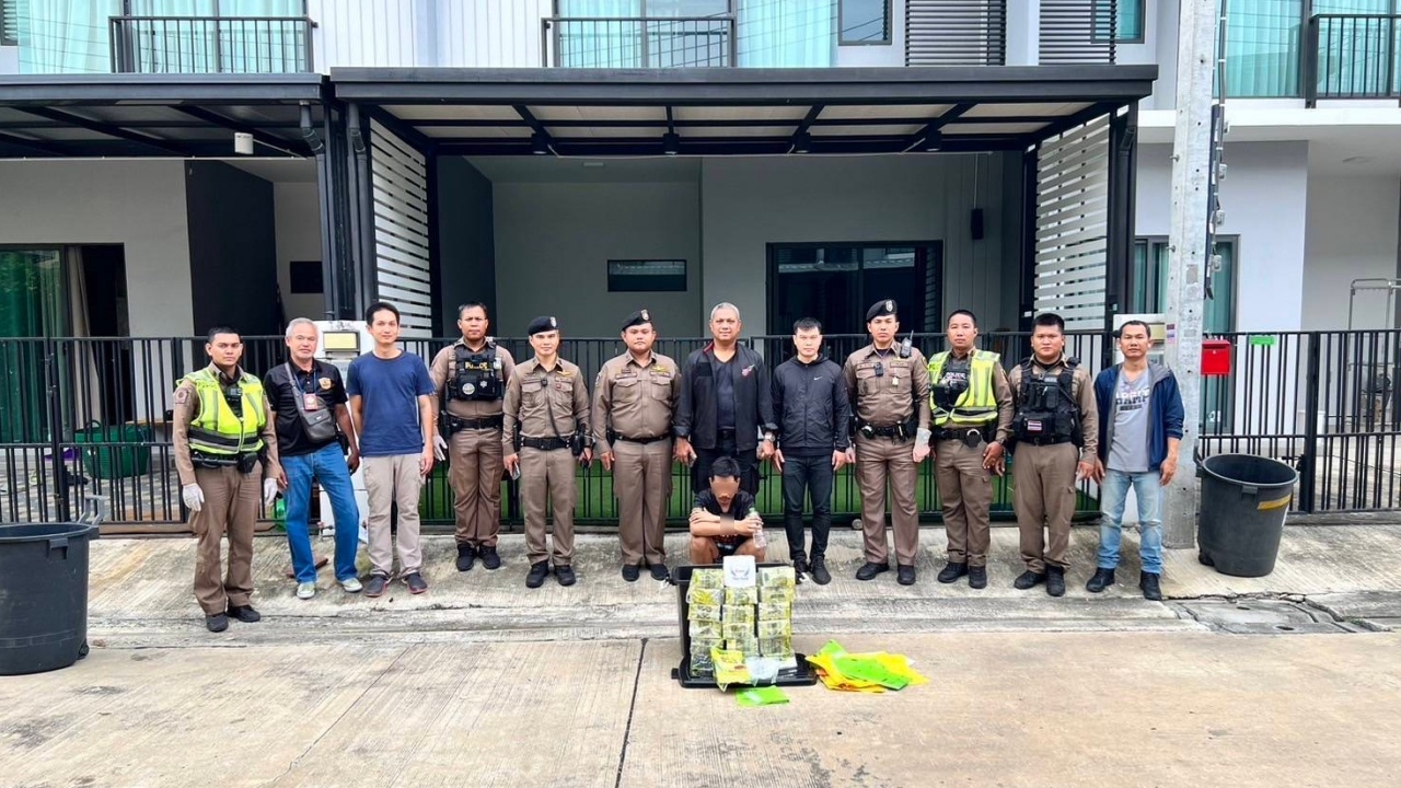 ไหวพริบดี สายตรวจ สน.เพชรเกษม เจอหนุ่มจอดรถมีพิรุธ เรียกตรวจค้นยึดยาไอซ์ 18 กิโล