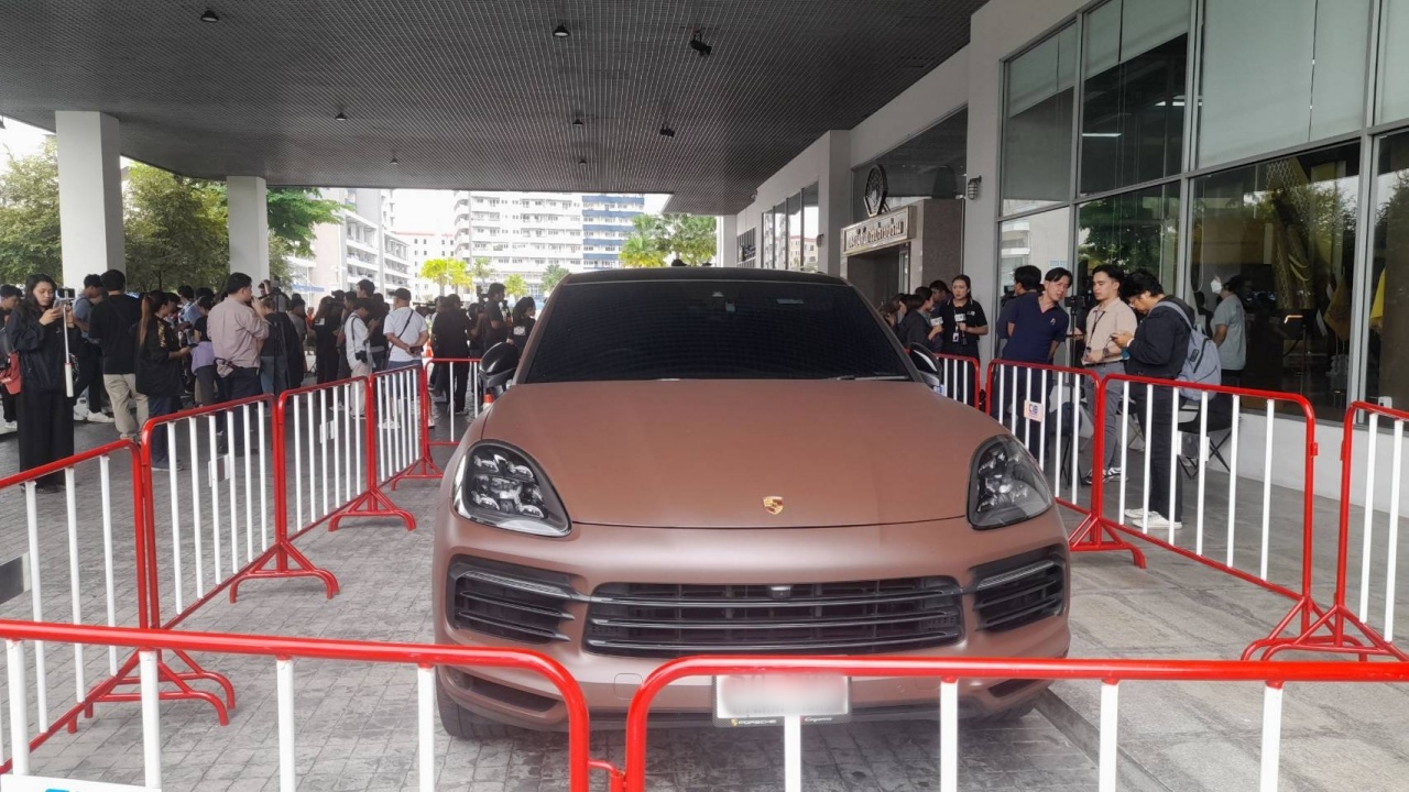 เปิดท้ายรถ "ทนายตั้ม" หลังถูกเจ้าหน้าที่ตามจับกุมตัว ที่ จ.ฉะเชิงเทรา