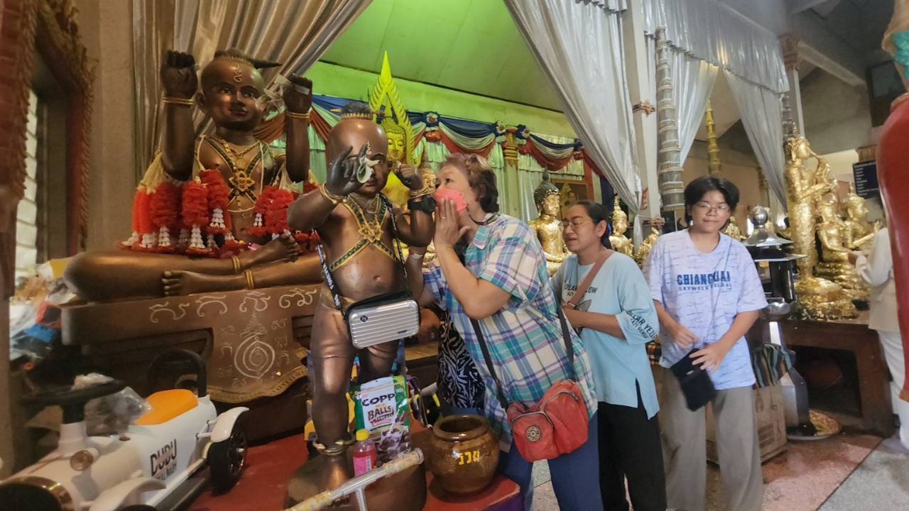 แม่ค้าข้าวหลามแก้บน "กุมารน้องเก้า" ไม่พลาดกระซิบขอเลขเด็ดลุ้นโชคอีกงวด