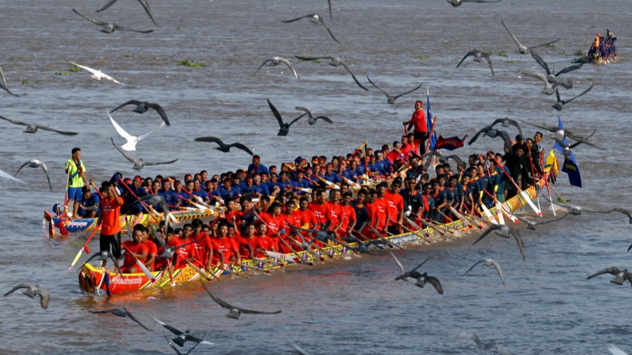 กัมพูชาสืบสานประเพณีแข่งเรือยาว ฉลองเทศกาลน้ำ ประจำปี 2567