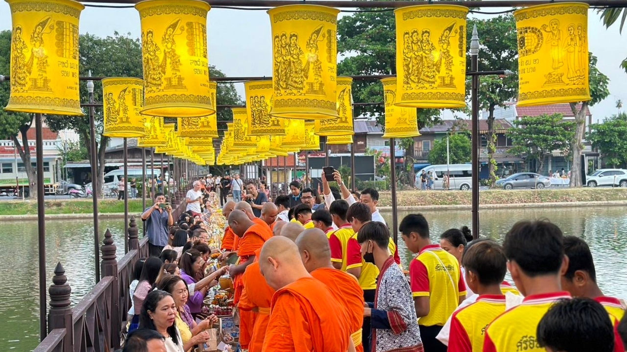 ชาวสุโขทัยร่วมพิธีรับรุ่งอรุณแห่งความสุข งานประเพณีลอยกระทง เผาเทียน-เล่นไฟ