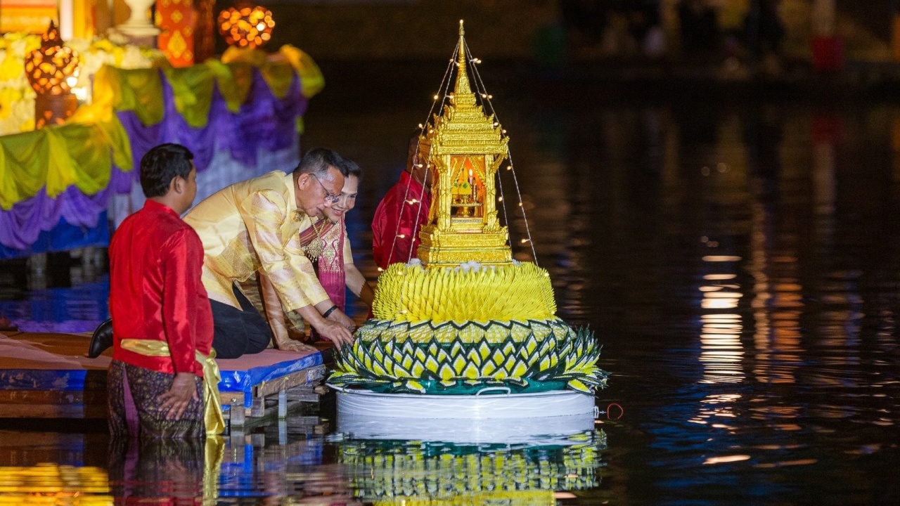 อัญเชิญพระประทีปพระราชทาน ลอยเป็นปฐมฤกษ์ งานลอยกระทง สุโขทัย