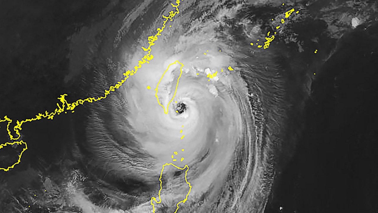ซูเปอร์ไต้ฝุ่น “กองเร็ย” พายุลูกใหญ่สุดในรอบ 28 ปี ขึ้นฝั่งไต้หวันบ่ายวันนี้
