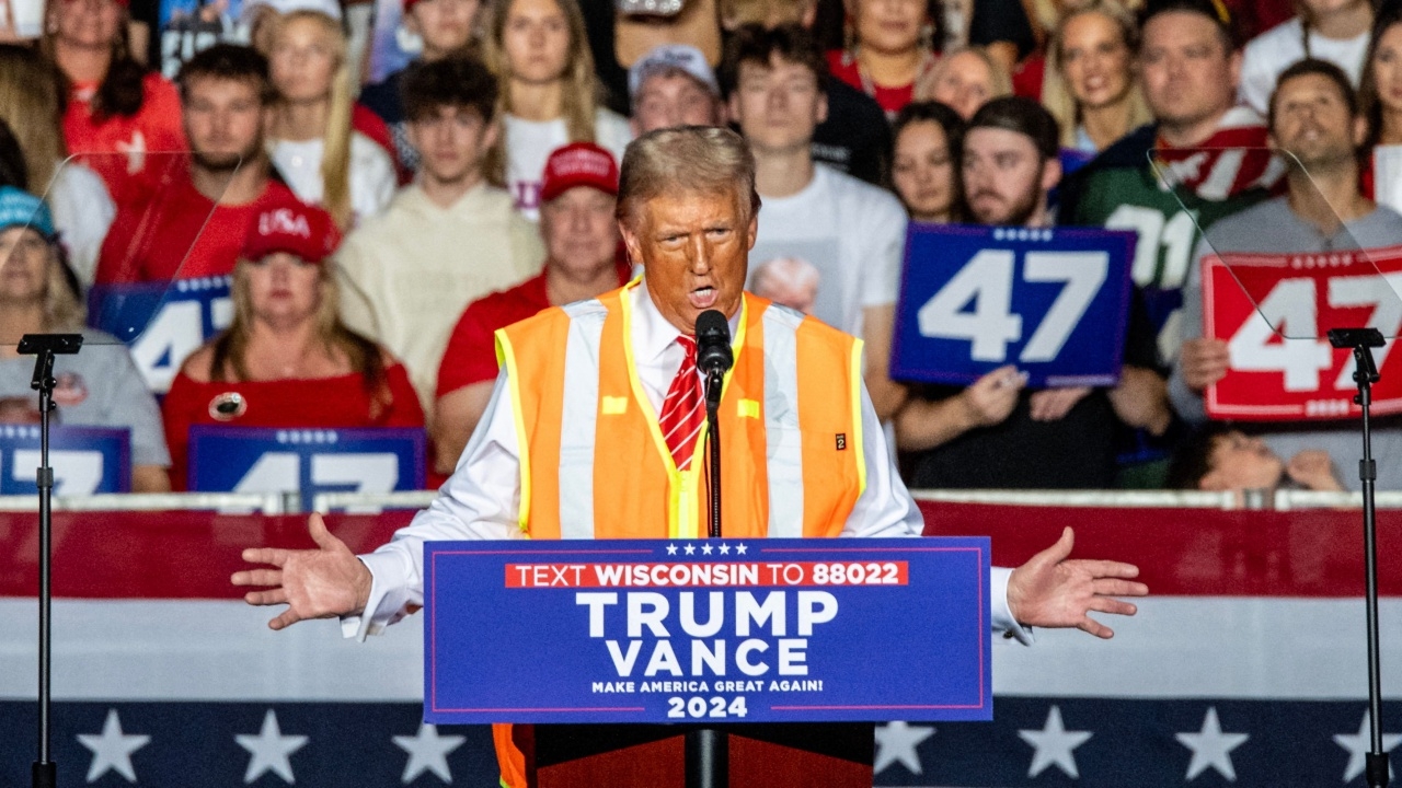 เลือกตั้งสหรัฐฯ 2024: โดนัลด์ ทรัมป์ ใส่ชุดคนเก็บขยะ อ้อนขอคะแนนเสียง