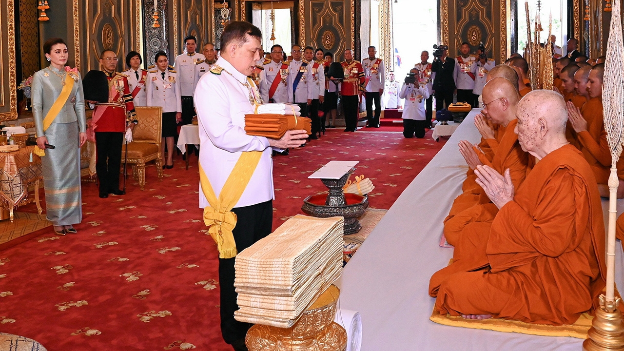 ในหลวง-พระราชินี เสด็จฯ พระราชพิธีทรงบำเพ็ญพระราชกุศลถวายผ้าพระกฐิน