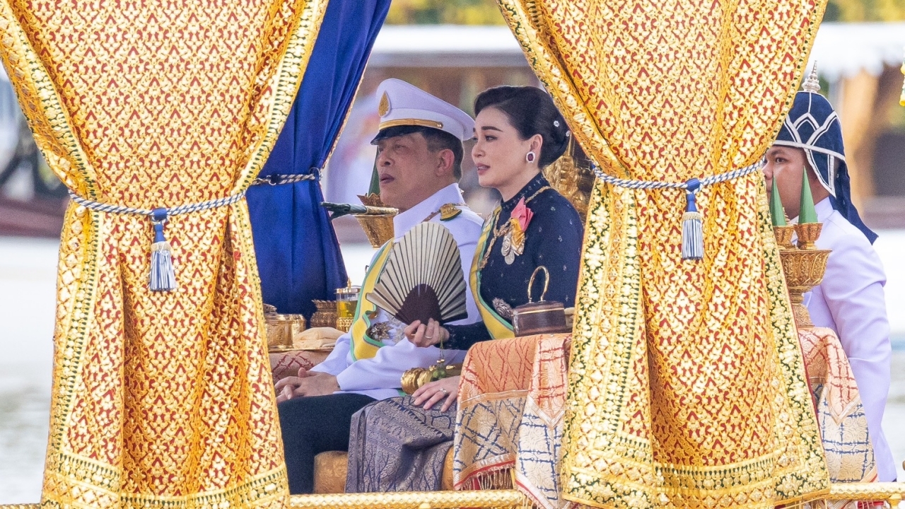 ในหลวง-พระราชินี เสด็จฯ ถวายผ้าพระกฐิน โดยขบวนพยุหยาตราทางชลมารค