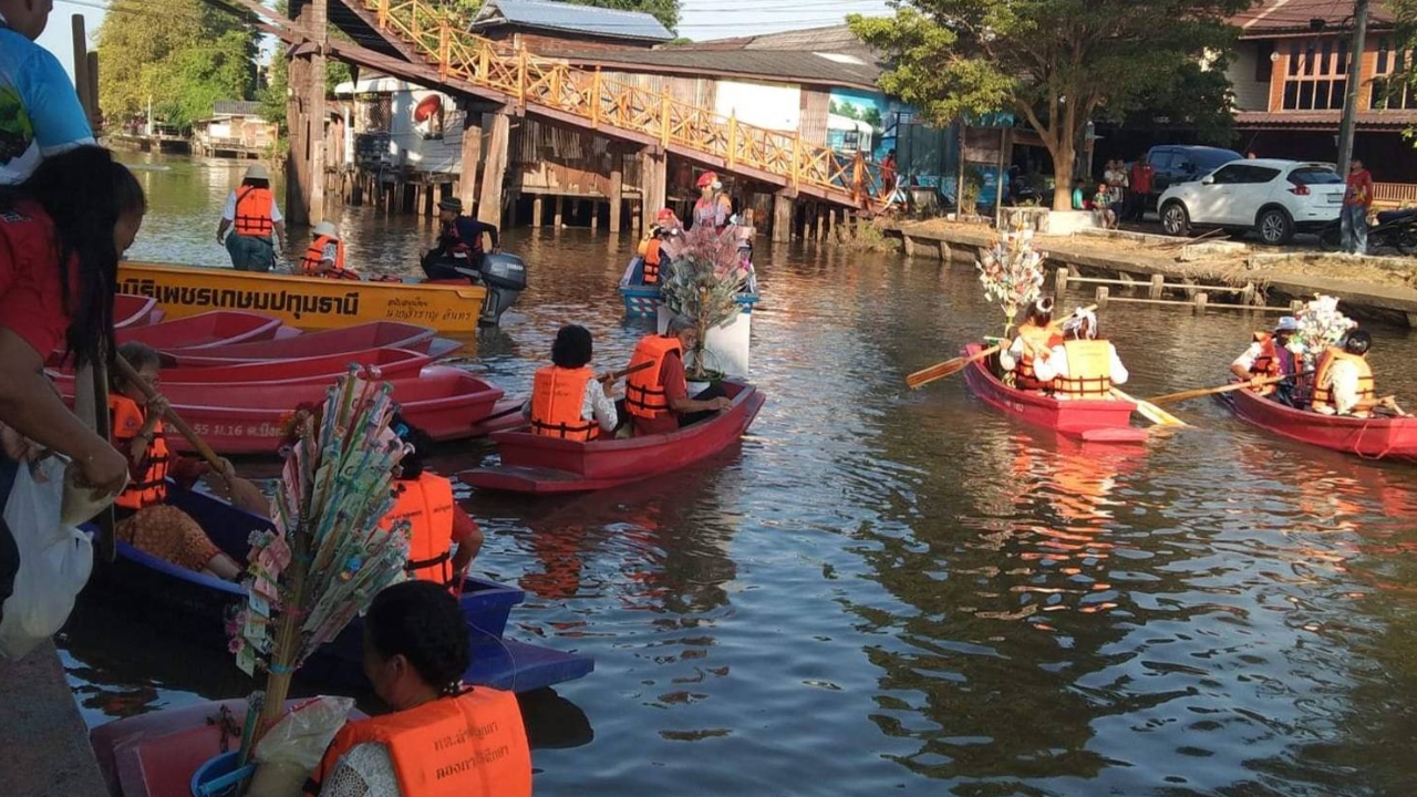 ลำลูกกาทอดกฐินสามัคคีทางน้ำ พร้อมแข่งเรือยาว