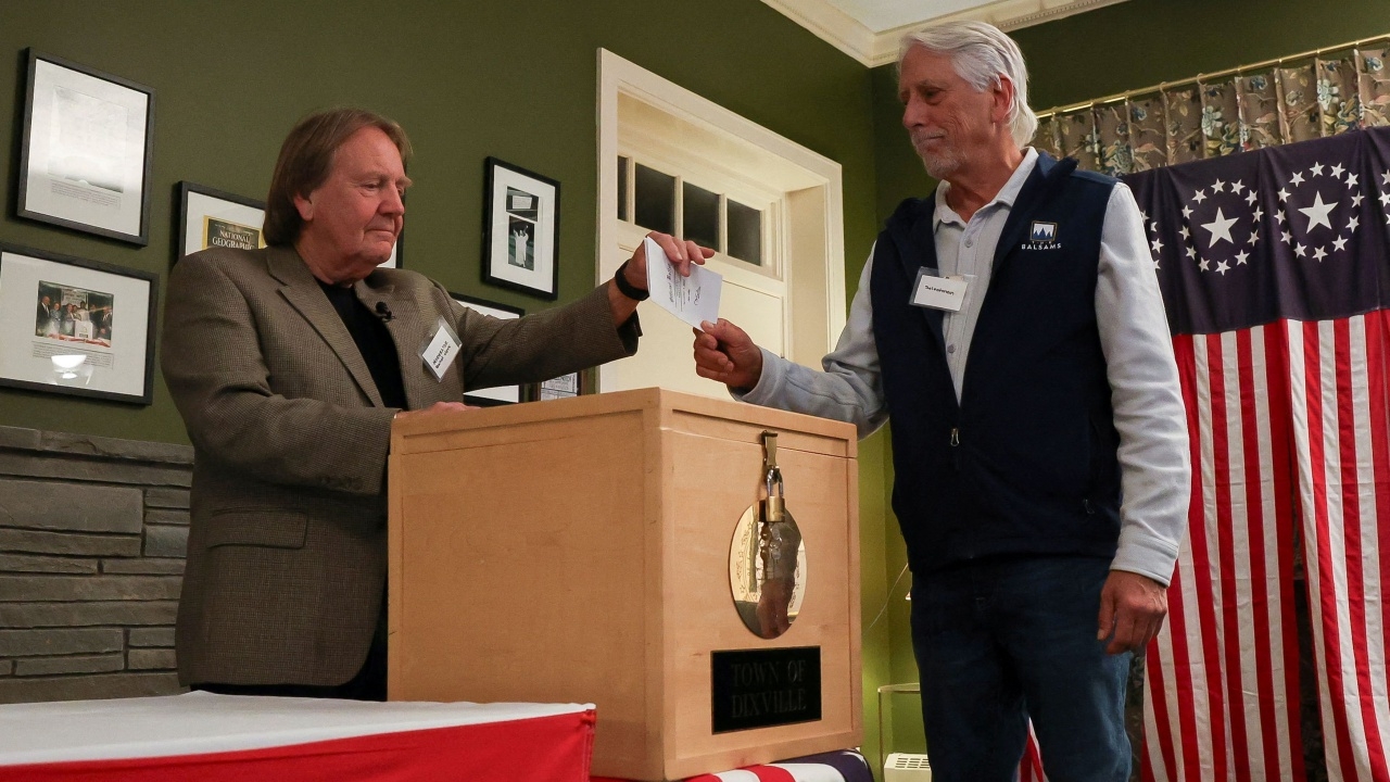 เลือกตั้งสหรัฐฯ 2024: เมืองเล็กในนิวแฮมป์เชียร์ เปิดคูหาเลือกตั้งเที่ยงคืน แห่งแรกของสหรัฐฯ